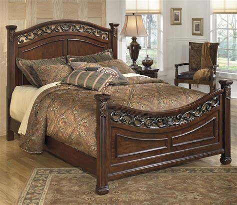 Signature Design by Ashley Leahlyn Traditional King Panel Bed with Ornate Headboard and ...