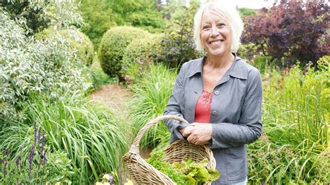 Explore Gardeners' World presenter Carol Klein's garden at Glebe Cottage | Gardeningetc