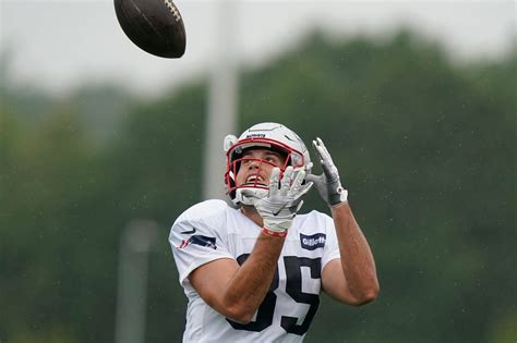 Patriots tight end Hunter Henry could 'miss time' with shoulder injury