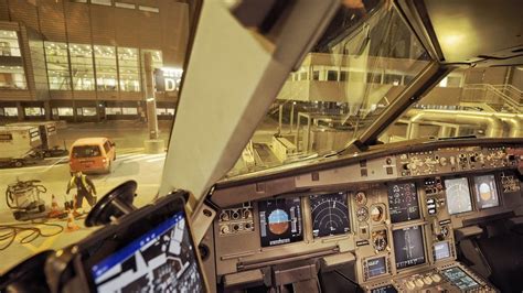 Airbus A320 COCKPIT Landing - Pilot Performs Manual Approach and ...