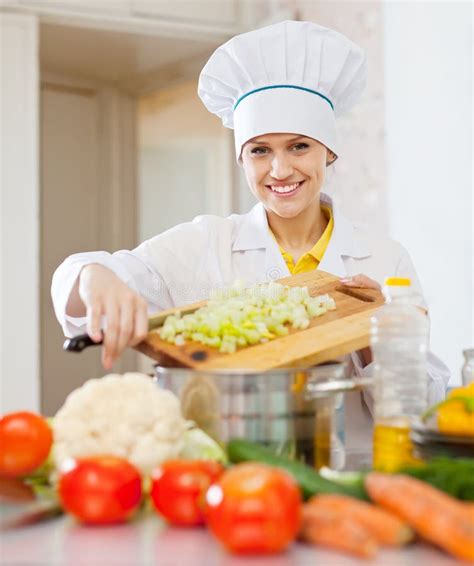 Femme De Cuisinier Avec Le Pouce Vers Le Haut Image stock - Image du ...