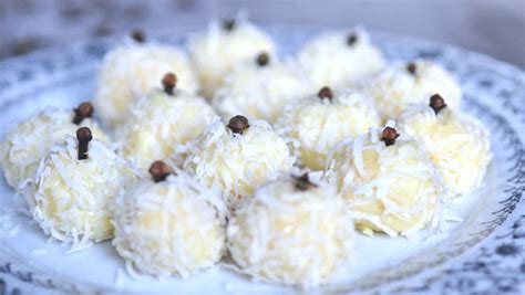 Beijinho de coco - coconut kisses | Humble Crumble