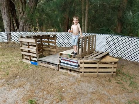 Pirate ship fort made from a few pallets. | Pirate ship playhouse, Play ...