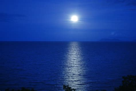 moonlit ocean | our view during dinner at trinity beach, nea… | Flickr