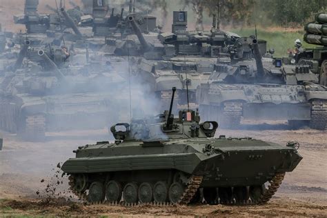 Watch a Bradley and a BMP Fighting Vehicle Get Up Close and Personal in a Rare Battle