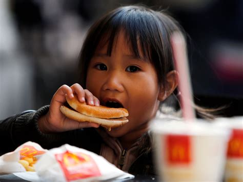 Canadian man suing McDonald's for advertising Happy Meals to children - Business Insider