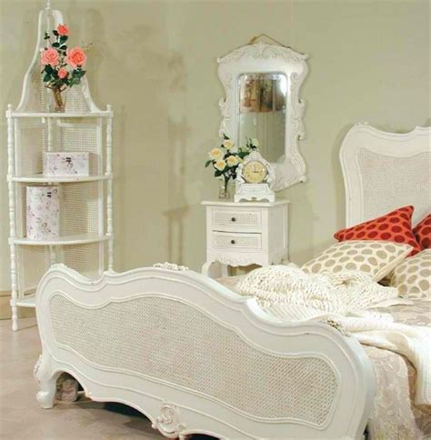 White Wicker Bedroom Furniture with some Interesting Accents – Homes ...