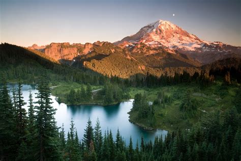 Travel guide to Washington's Mount Rainier National Park and Mount St ...