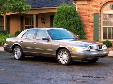 Used 2001 Ford Crown Victoria LX Sedan 4D Pricing | Kelley Blue Book