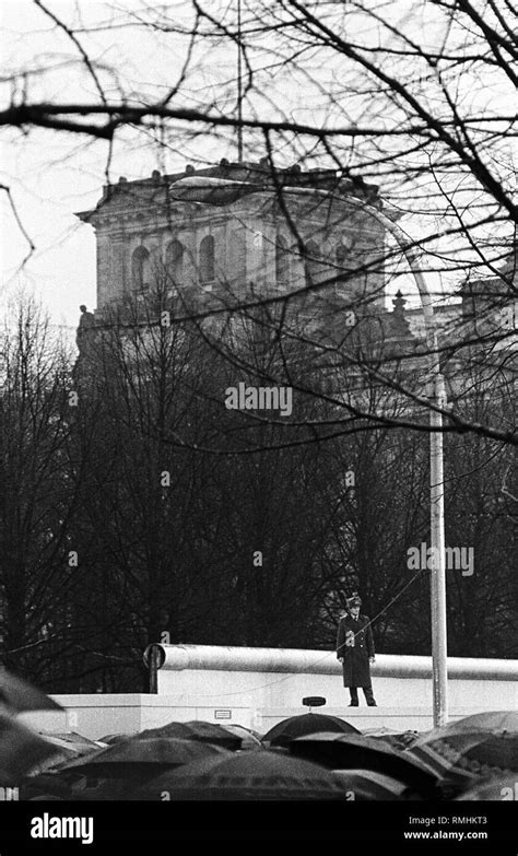 Germany, Berlin, December 22, 1989: Opening of the Brandenburg Gate ...