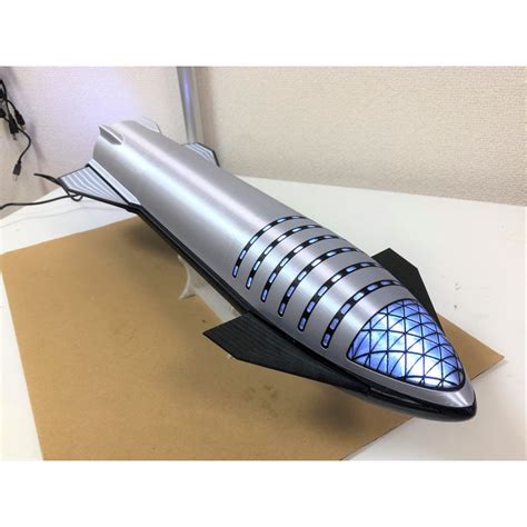 SpaceX Starship model kit with litghts and moving fins.