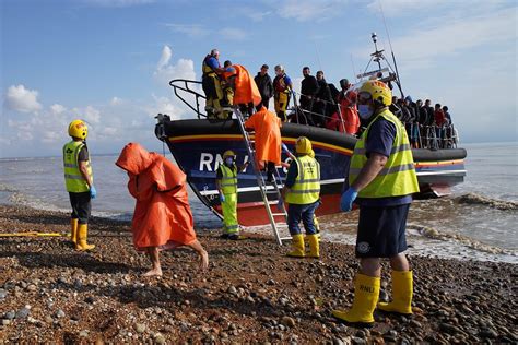 Nearly 1,000 Migrants Crossed Channel to UK in 20 Small Boats in One ...