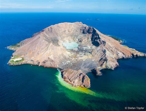 Aerial view of White Island, Whakaari Volcano, Bay of Plenty, New Zealand ωнιмѕу ѕαη∂у | New ...