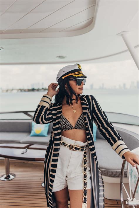 WHAT TO WEAR ON A BOAT AROUND MIAMI perfect outfit for a boat