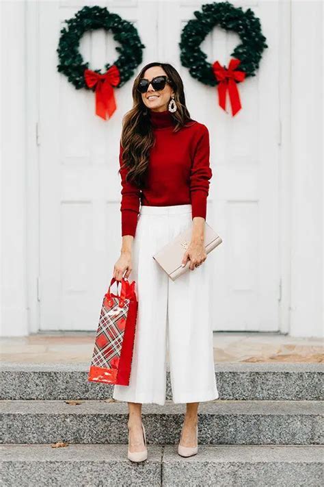 25 Christmas Outfit Ideas for Moms that are effortless and chic ...