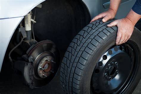 Aprende paso a paso cómo cambiar la llanta de un auto - Autofact