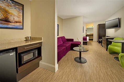 Spacious Rooms and Family Suites in Orlando, FL | Jacuzzi Suites in Orlando