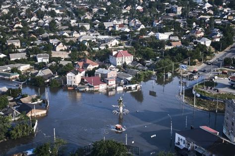 Ukraine dam destruction: Thousands flee as flooding continues