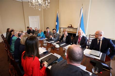 New Scottish cabinet holds first meeting - BBC News