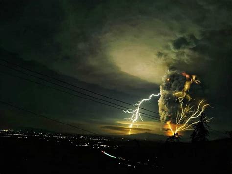 Philippines: Volcano near Manila spews giant ash column | News-photos ...