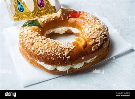 Roscon de Reyes - traditional Spanish Christmas baking Stock Photo - Alamy