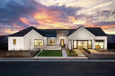 24 Trendy Modern Farmhouse Exterior Styles | Build Beautiful