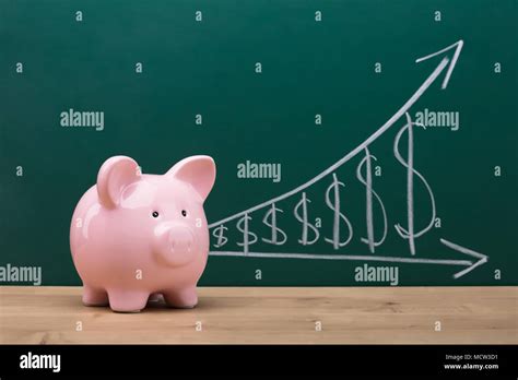 Pink piggybank mortarboard hi-res stock photography and images - Alamy