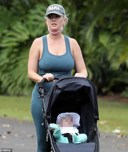 Katy Perry seen for the first time with her six month old daughter Daisy (photos)