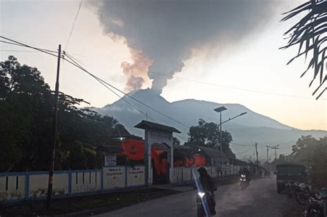 Indonesia's Lewotobi Laki-Laki volcano erupts