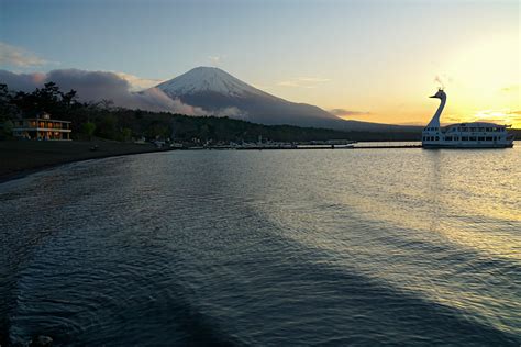 Lake Yamanaka in Yamanakako - Tours and Activities | Expedia