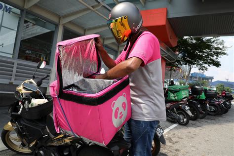 Davao City Foodpanda riders protest vs reduced earnings