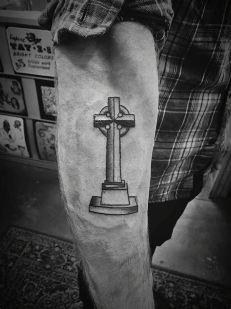 Cross gravestone tattoo by Andrew conte | I tattoo, Geometric tattoo, Tattoos