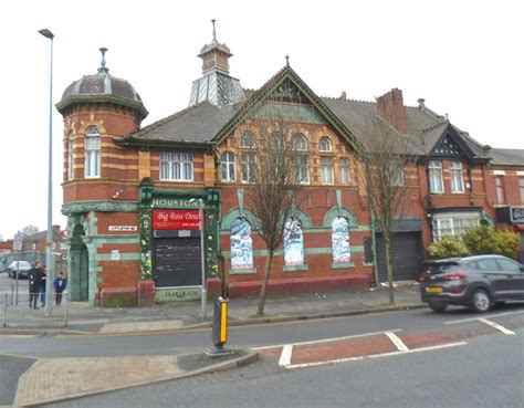 Historic Co-op building © Anthony O'Neil cc-by-sa/2.0 :: Geograph Britain and Ireland