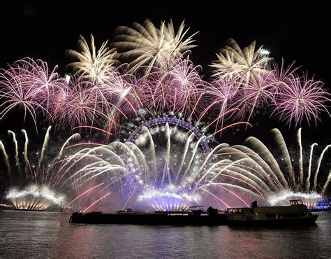 London Eye New Year’s Eve fireworks: Britain welcomes 2018 | UK | News ...