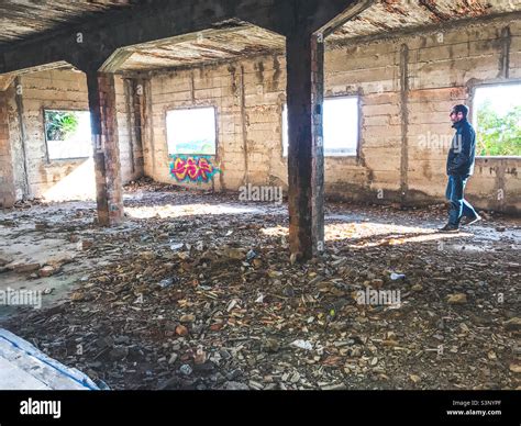 Graffiti abandoned building Stock Photo - Alamy