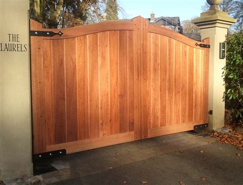 Wood Driveway Gates Designs | Decor, Extraordinary Wooden Driveway Gate For Your Outdoor Home ...