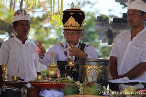 FUNGSI SULINGGIH DALAM PELAKSANAAN UPACARA KEAGAMAAN DI BALI - BALINUSE