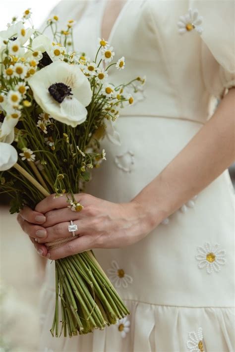 An INCREDIBLE daisy themed wedding in Thailand - 100 Layer Cake