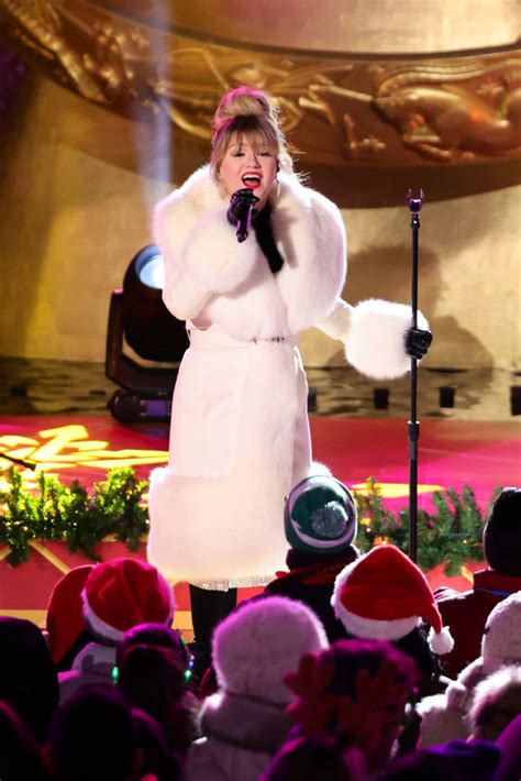 Kelly Clarkson wears a white fur coat at the Christmas tree lighting ...