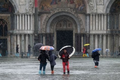 Flood-weary Venice puts inflatable barriers to the test | CBC News