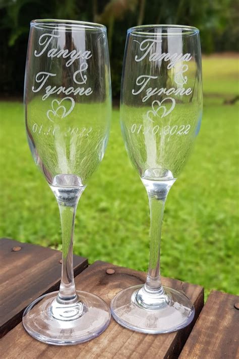 Engraved Champagne glasses - Conceptualize