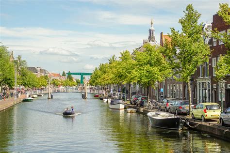 Leiden-canals - The Family Holiday Guide