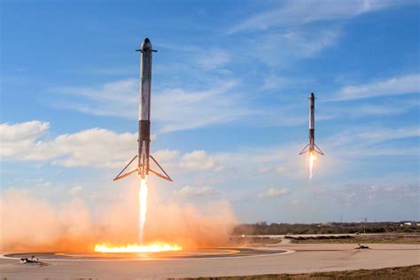 File:Falcon Heavy Side Boosters landing on LZ1 and LZ2 - 2018 (25254688767).jpg - Wikipedia