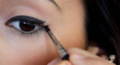 5 Ways To Apply Liquid Eye Liner, Because It Is Not An Easy Task To Master