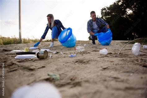 Diverse Group of People Picking Up Trash in The Park Volunteer ...