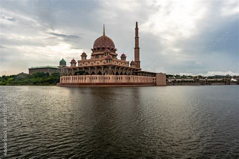 The Putra Mosque (Malay: Masjid Putra) is the principal mosque of ...