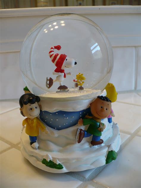 Hallmark Peanuts Musical Water Globe, Wind-Up Motion with Lucy, Linus ...