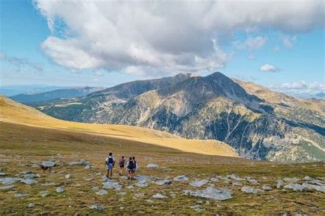 Hut to hut hiking in the Pyrenees: Best routes + Essential info