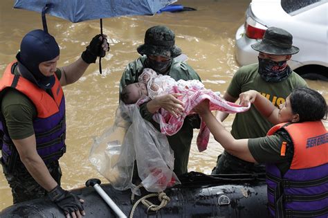 In photos: Typhoon Vamco hits Philippines' capital Manila | Daily Sabah