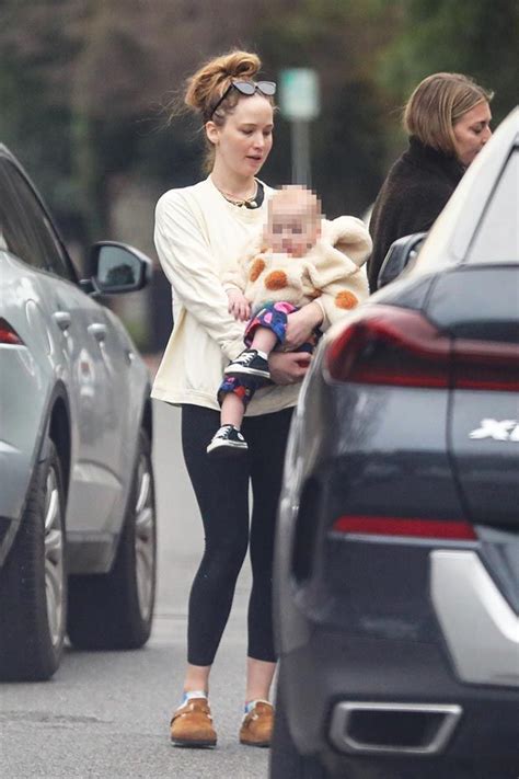 Jennifer Lawrence Goes Makeup Free With Son Cy: Photos – Hollywood Life in 2023 | Jennifer ...